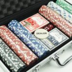 Set de Poker Complex cu 300 de jetoane Embo, Include 2 seturi de carti, 5 zaruri, Echipat cu servieta de aluminiu cu dimensiunile 39x7x27 cm - imagine 9