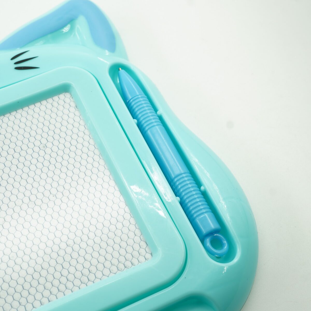 Tablita Magnetica de Scris si Desenat, Embo, Model Pisica, cu Creion, Dimensiuni 23.2x18.5 cm, Suprafata Desen 14.6x10.4 cm, Dezvolta Imaginatia si Creativitatea, Incurajeaza Exersarea Scrisului, Albastru - imagine 4