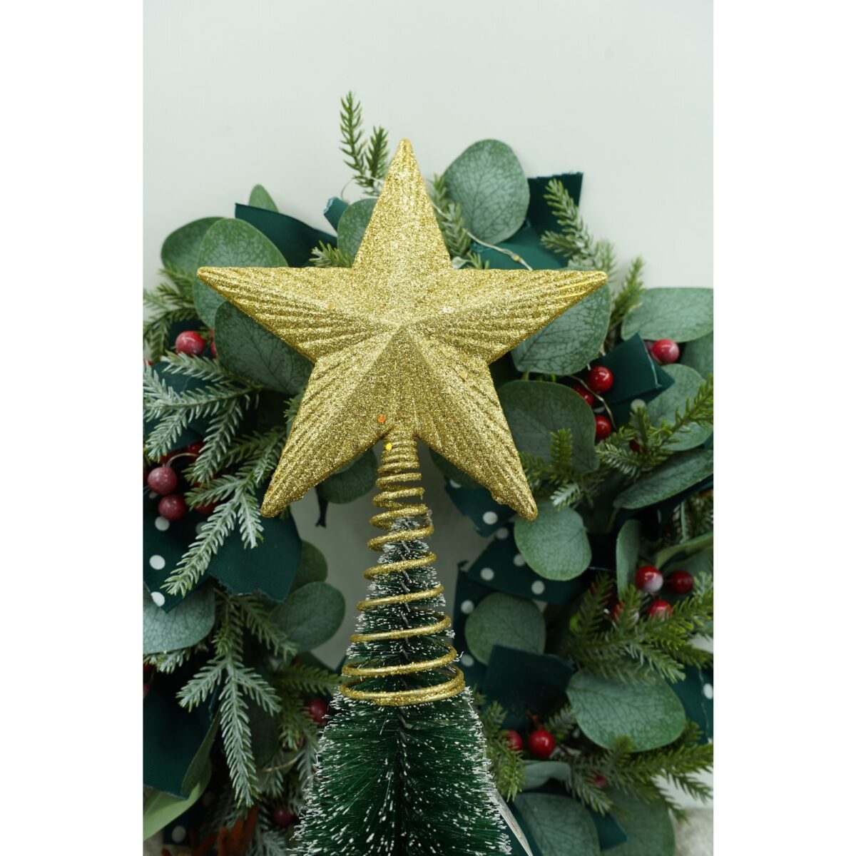 varf-decorativ-de-brad-auriu-in-forma-de-stea-cu-design-in-relief-din-plastic-metal-15-5-cm-x-20-5-c-61f134d4a2db1.jpg Varf decorativ de brad, Auriu, in forma de Stea, cu design in relief, din Plastic/Metal, 15.5 cm x 20.5 cm, Interior/Exterior, Embo - imagine 2