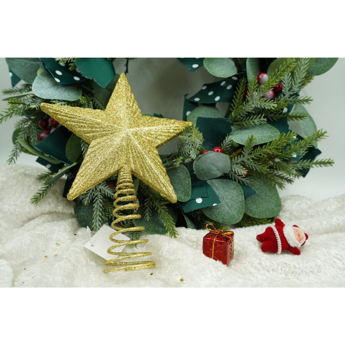 varf-decorativ-de-brad-auriu-in-forma-de-stea-cu-design-in-relief-din-plastic-metal-15-5-cm-x-20-5-c-61f134d72012c.jpg Varf decorativ de brad, Auriu, in forma de Stea, cu design in relief, din Plastic/Metal, 15.5 cm x 20.5 cm, Interior/Exterior, Embo - imagine 3