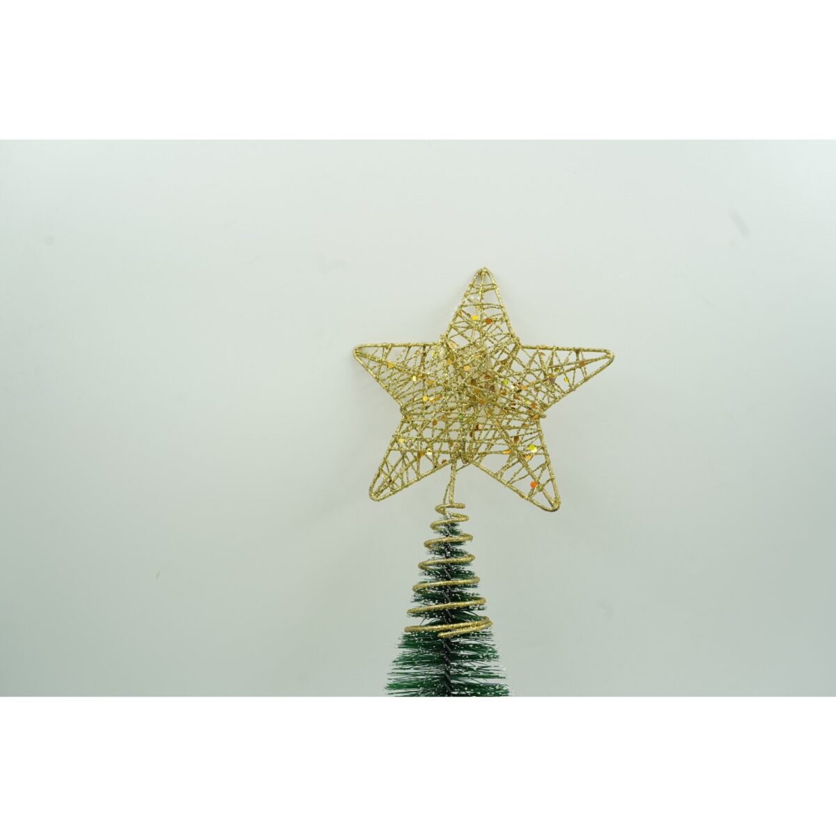 varf-decorativ-de-brad-auriu-in-forma-de-stea-design-cu-paiete-din-plastic-metal-13-cm-x-18-cm-diame-61f134955e02e.jpg Varf decorativ de brad, Auriu, in forma de Stea, design cu paiete, din Plastic/Metal, 13 cm x 18 cm, diametru 4 cm, Interior/Exterior, Embo - imagine 5