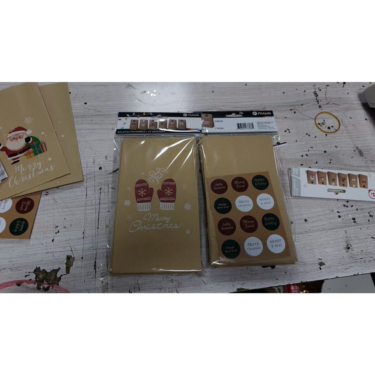 12-pack-christmas-gift-bags-68bbd9c4bdf79 Set 12 Pungi de Cadou, Embo, Tema Craciun, 12 Stickere Incluse, 22 x 12 x 8 cm, din Hartie, Maro - imagine 2