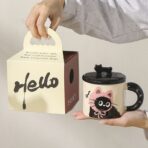 Cana din Ceramica, Embo, Model in Cutie pentru Cadou, Cana pentru Ceai, Cafea, Cana Retro Design Capac cu Figurina 3D, 9.5 x 8 x 8 cm, 360 ml, Bej, Print Pisica Roz Negru - imagine 3