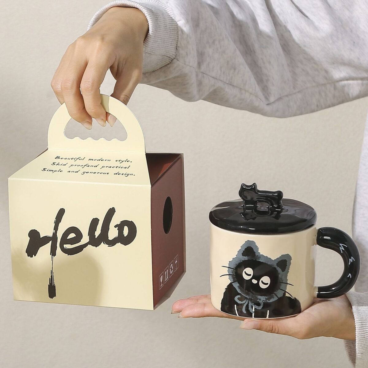 Cana din Ceramica, Embo, Model in Cutie pentru Cadou, Cana pentru Ceai, Cafea, Cana Retro Design Capac cu Figurina 3D, 9.5 x 8 x 8 cm, 360 ml, Bej, Print Pisica Albastru Negru - imagine 3