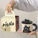 Cana din Ceramica, Embo, Model in Cutie pentru Cadou, Cana pentru Ceai, Cafea, Cana Retro Design Capac cu Figurina 3D, 9.5 x 8 x 8 cm, 360 ml, Bej, Print Pisica Albastru Negru - imagine 3