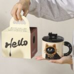 Cana din Ceramica, Embo, Model in Cutie pentru Cadou, Cana pentru Ceai, Cafea, Cana Retro Design Capac cu Figurina 3D, 9.5 x 8 x 8 cm, 360 ml, Bej, Print Pisica Maro Negru - imagine 4