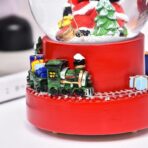 Decoratiune muzicala glob cu zapada, Mos Craciun pe tren,16 cm, multicolor - imagine 2