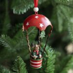 Figurina pentru Brad de Craciun, Embo, Model Ren in Balon cu Aer Cald, Ornament pentru Brad, din Metal, 11 x 5.5 x 5.5 cm, Rosu inchis
