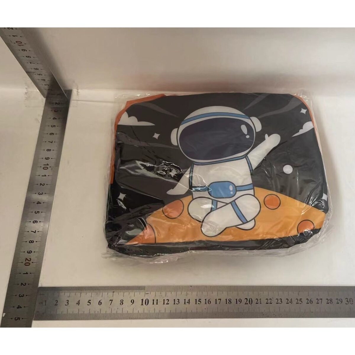 Geanta Termoizolanta pentru Copii, Embo, 23x13x19 cm, Model Imprimeu Astronaut, din Folie de Aluminiu si Panza Oxford, Negru/Portocaliu - imagine 2