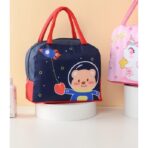 Geanta Termoizolanta pentru Copii, Embo, 23x13x19 cm, Model Imprimeu Ursulet Astronaut, din Folie de Aluminiu si Panza Oxford, Albastru/Rosu - imagine 3