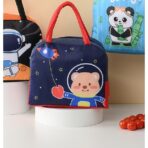 Geanta Termoizolanta pentru Copii, Embo, 23x13x19 cm, Model Imprimeu Ursulet Astronaut, din Folie de Aluminiu si Panza Oxford, Albastru/Rosu - imagine 4