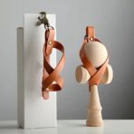 Husa pentru Kendama, Embo, Husa de Depozitare pentru Kendama, din Piele Ecologica, Catarama cu Agatare pentru Transportare, Model Breloc 8, 12 x 6 cm, Maro deschis - imagine 3
