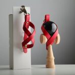 Husa pentru Kendama, Embo, Husa de Depozitare pentru Kendama, din Piele Ecologica, Catarama cu Agatare pentru Transportare, Breloc 8, 12 x 6 cm, Rosu - imagine 3