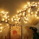 Instalatie Craciun tip Creanga Embo, 144 LED-uri, Conectare USB, 8 Jocuri de Lumini, Telecomanda, 2.5 m, Prelungitor 2 m, 3V, Fir Negru, Alb Cald