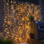 Instalatie Craciun, Tip Perdea, IP44, 9 m x 3 m, 720 LED-uri, Alb Cald, cu 8 jocuri de lumini, 31 V, 9W, Interconectabila, Prelungitor 3 m inclus, Fir transparent, Interior/ Exterior, Embo