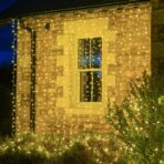 Instalatie Craciun Yoto, Tip Perdea, 3 m x 3 m, 320 LED-uri, Prelungitor 1.5 m, 8 Jocuri de Lumini, Interconectabila, Fir transparent, Interior/Exterior, Alb Cald