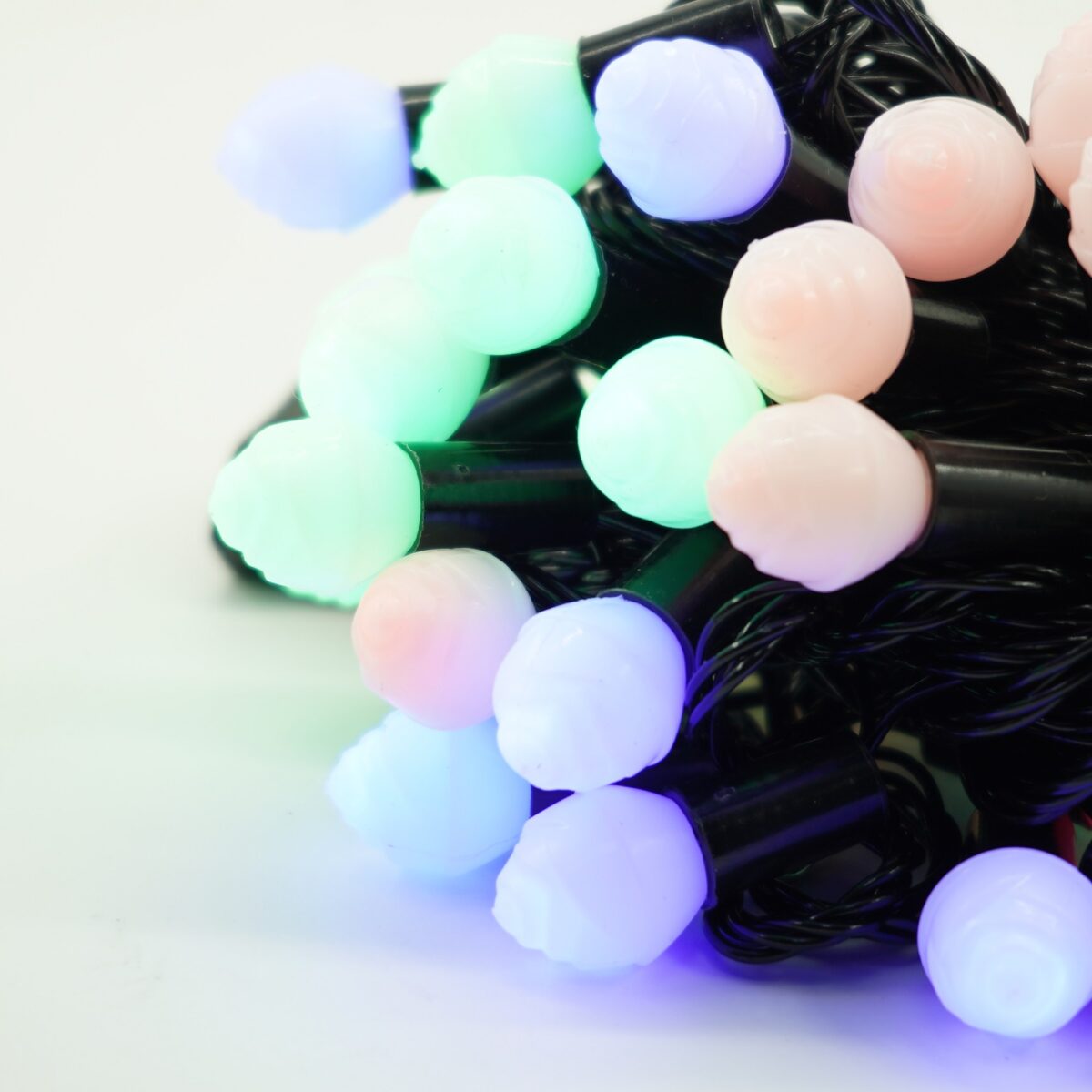 Instalatie de Craciun Liniara RGRB Yoto, 10 m, din care 1 m Prelungitor 220V, 40 LED, Bilute Mate, Interconectabila, Utilizare Interior/Exterior, Fir Negru, multicolor - imagine 7