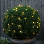 Instalatie de Craciun liniara Yoto, 24 m, din care 1 m cablu priza 220V, 300 LED, 8 jocuri de lumini, beculet in 6 colturi, pentru interior, controler, fir negru, alb cald - imagine 4