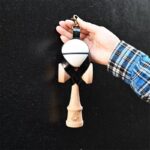 Husa pentru Kendama, Embo, Husa de Depozitare pentru Kendama, din PVC rezistent, Catarama cu Agatare pentru Transportare, Forma Breloc 8, 12 x 6 cm, Negru