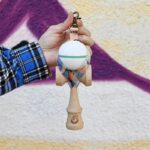 Husa pentru Kendama, Embo, Husa de Depozitare pentru Kendama, din PVC rezistent, Catarama cu Agatare pentru Transportare, Forma Breloc 8, 12 x 6 cm, Magic Multicolor