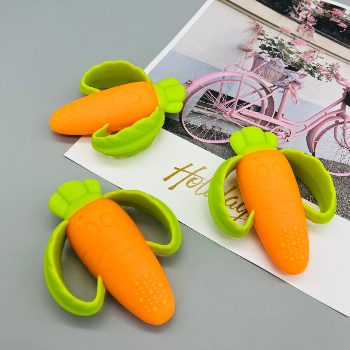 Jucarie dentitie bebelusi Embo, morcov, 10x7.5x2.8 cm, cu manere de prindere, material silicon non-toxic, fara miros, portocaliu - imagine 5