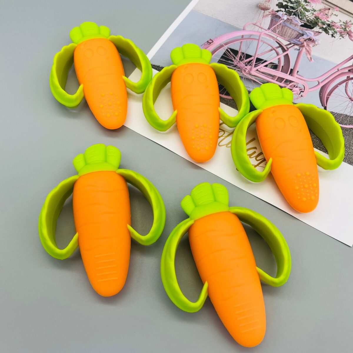 Jucarie dentitie bebelusi Embo, morcov, 10x7.5x2.8 cm, cu manere de prindere, material silicon non-toxic, fara miros, portocaliu - imagine 8