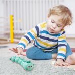 Jucarie mecanica pentru copii Embo, omida haioasa, cu cheita, distractiva, se taraste, se misca, 15 x 4 cm, verde - imagine 8