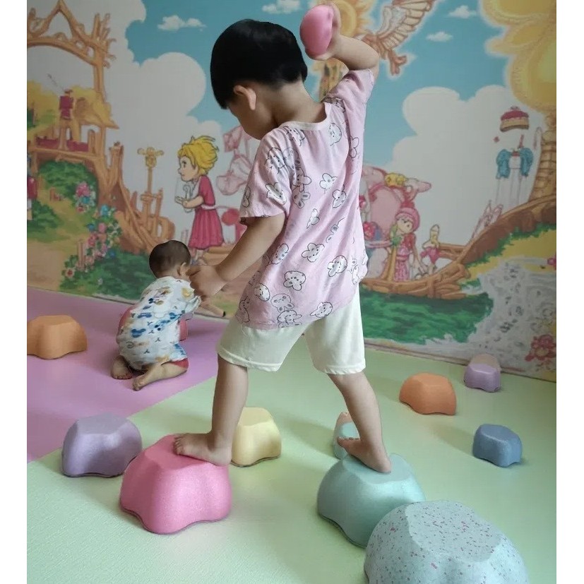 jucarie-senzoriala-de-echilibru-flippy-tip-stepping-stones-5-piese-din-spuma-pentru-miscare-sarituri-68bf2b594aa93 Jucarie Senzoriala de Echilibru, Embo, Tip Stepping Stones, 5 Piese, din Spuma, pentru Miscare, Sarituri, Prindere, Diametru 28 cm, Model 3, Multicolor - imagine 4