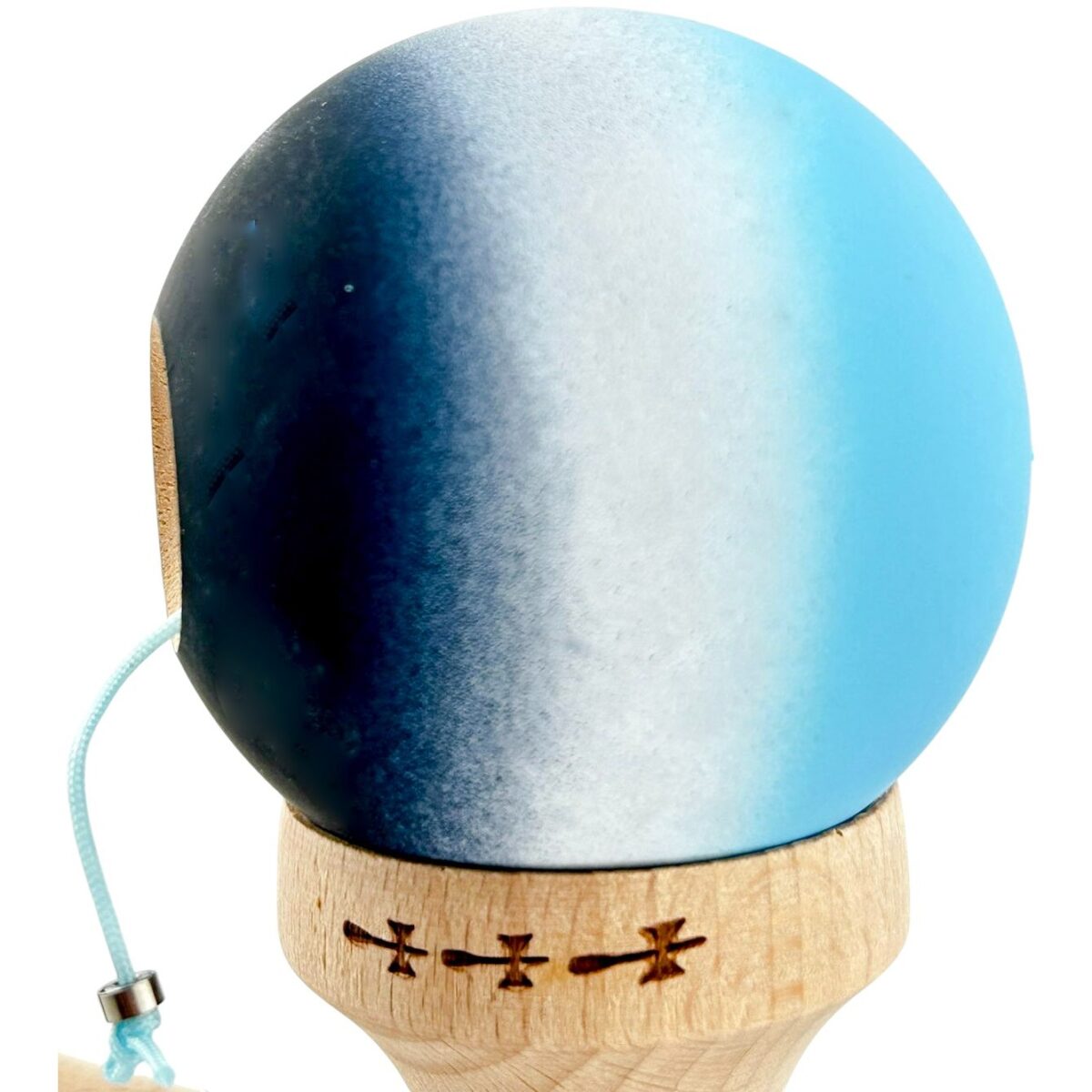 Kendama X Originala, Profesionala, Embo, Big Cups V2, Rubber Grip cu Cupe Mari, Rulment Metalic cu Ata 55 cm, Gradient Albastru/Alb/Negru - imagine 6