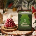 Lumanare Parfumata de Craciun, Embo, Model Brad de Craciun, din Ceara de Soia, Cadou Creativ Handmade de Craciun, 8 x 7 x 7 cm, Rosu - imagine 2