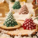 Lumanare Parfumata de Craciun, Embo, Model Brad de Craciun, din Ceara de Soia, Cadou Creativ Handmade de Craciun, 8 x 7 x 7 cm, Rosu - imagine 5