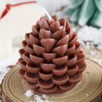 Lumanare Parfumata de Craciun, Embo, Model Con de Pin, din Ceara de Soia, Cadou Creativ Handmade de Craciun, 7 x 6.5 x 6.5 cm, Maro - imagine 6