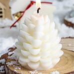 Lumanare Parfumata de Craciun, Embo, Model Con de Pin, din Ceara de Soia, Cadou Creativ Handmade de Craciun, 7 x 6.5 x 6.5 cm, Alb - imagine 3