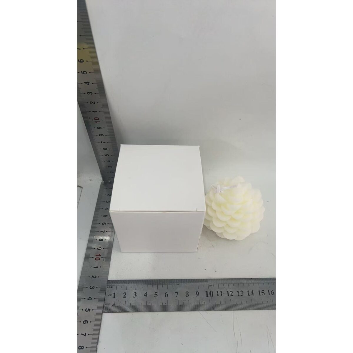 Lumanare Parfumata de Craciun, Embo, Model Con de Pin, din Ceara de Soia, Cadou Creativ Handmade de Craciun, 7 x 6.5 x 6.5 cm, Alb - imagine 4