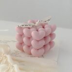 Lumanare Parfumata Decorativa, Embo, Model Abstract Cub din Inimioare, Lumanare pentru Diferite Ocazii, 6 x 5.5 cm, Aroma de Oregano si Narcise, Roz