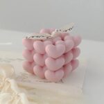 Lumanare Parfumata Decorativa, Embo, Model Abstract Cub din Inimioare, Lumanare pentru Diferite Ocazii, 6 x 5.5 cm, Aroma de Oregano si Narcise, Roz