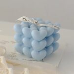 Lumanare Parfumata Decorativa, Embo, Model Abstract Cub din Inimioare, Lumanare pentru Diferite Ocazii, 6 x 5.5 cm, Aroma de Clopotel de Vant, Albastru