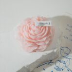 Lumanare Parfumata, Embo, Model Trandafir, Ardere 10h, 70 g, 7.5 x 3.5 cm, Parfum de Piersica, Roz Pal - imagine 3