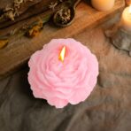 Lumanare Parfumata, Embo, Model Trandafir, Ardere 10h, 70 g, 7.5 x 3.5 cm, Parfum de Piersica, Roz Pal - imagine 4