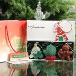 Lumanari Parfumate de Craciun, Embo, GIFT BOX din 3 Lumanari din Ceara de Soia, Model A Brad, Manusa, Omulet, 22.5 x 9.5 x 5 cm, Multicolor