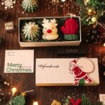 Lumanari Parfumate de Craciun, Embo, GIFT BOX din 3 Lumanari din Ceara de Soia, Model A Brad, Manusa, Ren, 22.5 x 9.5 x 9 cm, Multicolor - imagine 2