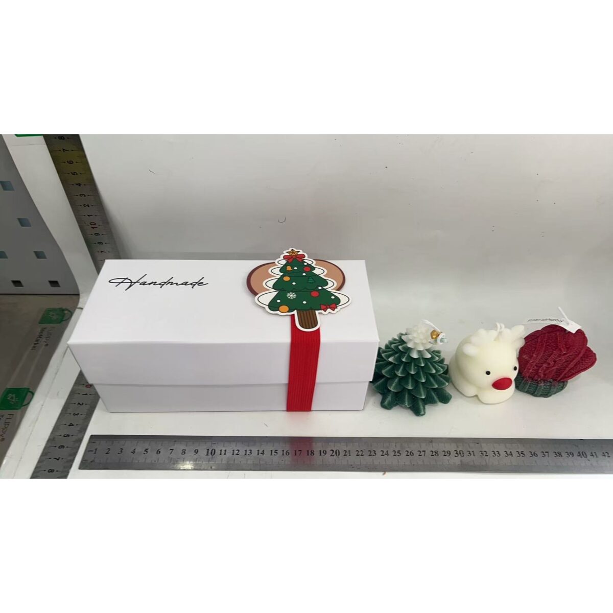 Lumanari Parfumate de Craciun, Embo, GIFT BOX din 3 Lumanari din Ceara de Soia, Model A Brad, Manusa, Ren, 22.5 x 9.5 x 9 cm, Multicolor - imagine 3