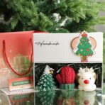 Lumanari Parfumate de Craciun, Embo, GIFT BOX din 3 Lumanari din Ceara de Soia, Model A Brad, Manusa, Ren, 22.5 x 9.5 x 9 cm, Multicolor