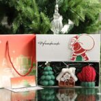 Lumanari Parfumate de Craciun, Embo, GIFT BOX din 3 Lumanari din Ceara de Soia, Model B Brad, Manusa, Casuta, 22.5 x 9.5 x 5 cm, Multicolor