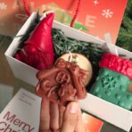 Lumanari Parfumate de Craciun, Embo, GIFT BOX din 3 Lumanari din Ceara de Soia, Model B Pitic, Casuta, Ciorap, 22.5 x 9.5 x 9 cm, Multicolor - imagine 2