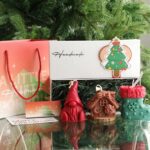 Lumanari Parfumate de Craciun, Embo, GIFT BOX din 3 Lumanari din Ceara de Soia, Model B Pitic, Casuta, Ciorap, 22.5 x 9.5 x 9 cm, Multicolor