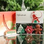 Lumanari Parfumate de Craciun, Embo, GIFT BOX din 3 Lumanari din Ceara de Soia, Model C Brad, Floare, Om de Turta Dulce, 22.5 x 9.5 x 5 cm, Multicolor