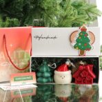 Lumanari Parfumate de Craciun, Embo, GIFT BOX din 3 Lumanari din Ceara de Soia, Model C Om de Zapada, Brad, Casuta, 22.5 x 9.5 x 9 cm, Multicolor