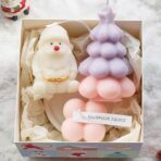 Lumanari Parfumate de Craciun, Embo, Gift Box Set cu 3 Lumanari Aromaterapie, 11 x 11 x 7.5 cm, Mov Roz - imagine 2