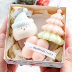 Lumanari Parfumate de Craciun, Embo, Gift Box Set cu 3 Lumanari Aromaterapie, 11 x 11 x 7.5 cm, Roz Verde - imagine 2